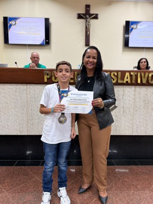 Renata professora entrega Moçao à Davi.jpeg